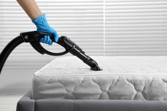 Higienização profissional de colchão com equipamento a vácuo