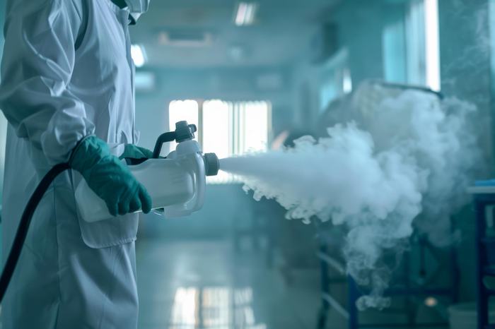 Aplicação de sanitização a ozônio em ambiente fechado